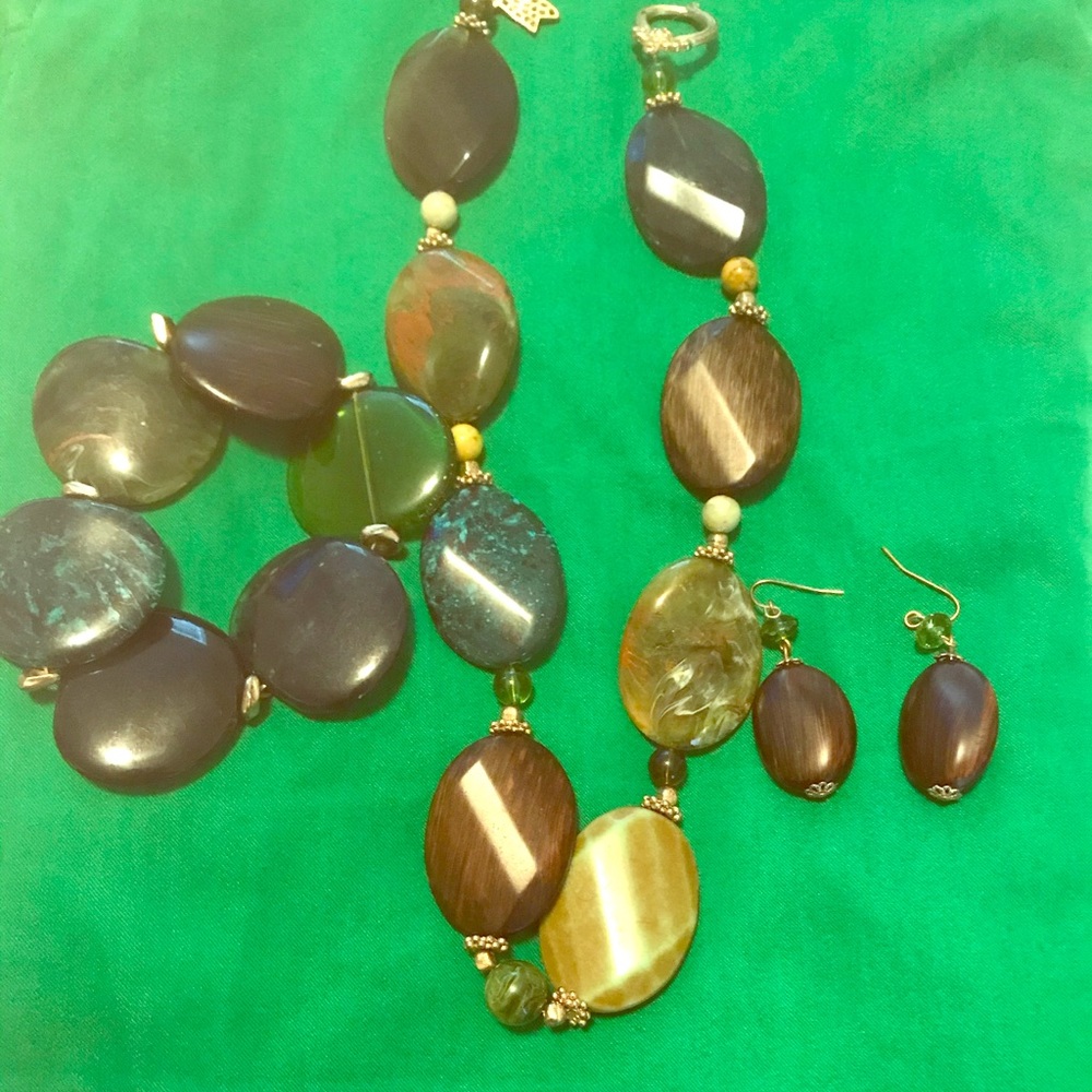 Green & brown necklace, bracelet, & earring set.